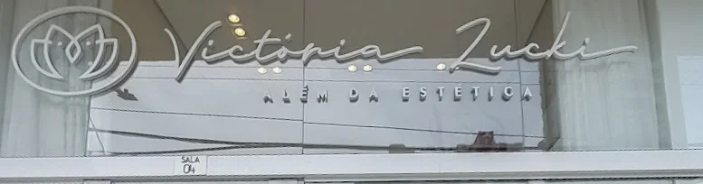 Letreiro da fachada: Victória Zucki, além da estética