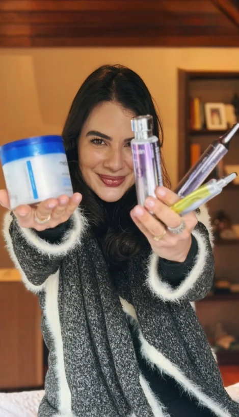 Victória Zucki mostrando produtos de cuidado com a pele